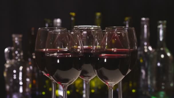 Rotwein Elegante Weingläser Mit Rotwein Auf Dem Hintergrund Einer Reihe — Stockvideo