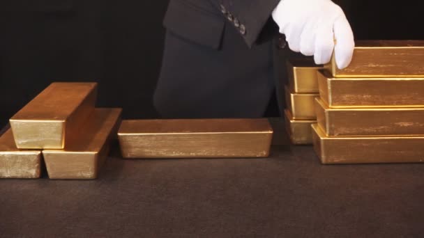 金の弾金の棒 銀行の従業員は金準備銀行の金庫を — ストック動画