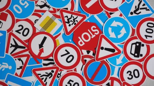 道路標識だ 多くのアメリカとヨーロッパの交通標識が混在している — ストック動画
