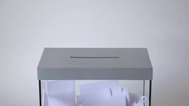 Seçmen oy pusulasını şeffaf bir oy sandığında indiriyor. Devlet seçimleri, referandum kavramı