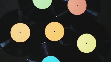 Vinil plaklar dönüyor. Yukarıdan bakıldığında