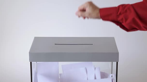 Detailní Záběr Rukou Jak Dávají Hlasovací Lístky Skleněné Krabice Koncepce — Stock video