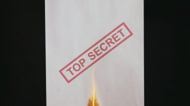Çok gizli bir belge. Çok gizli bir belge yakılıyor