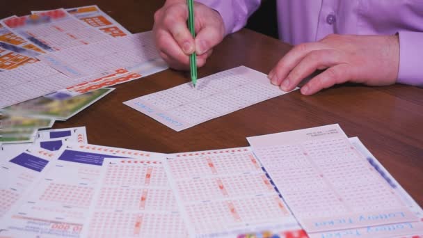 Homem Preenche Bilhete Loteria Escolhendo Números Vencedores Escolhendo Números Bilhete — Vídeo de Stock