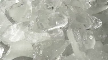 İçecekler ve kokteyller için ezilmiş buz. Ezilmiş buz küpleriyle arka plan