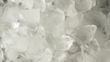 Ezilmiş buz küpleriyle donatılmış arka plan, üst manzara. İçecekler ve kokteyller için ezilmiş buz.