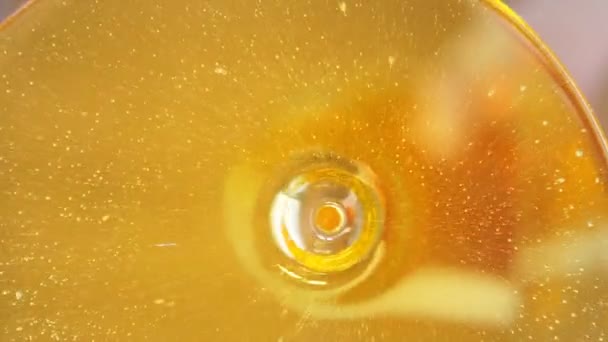 亲爱的背景 一串串蜂蜜流入玻璃瓶 从下往下看 — 图库视频影像