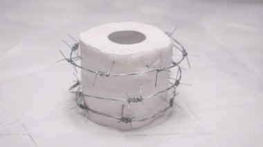 Hemoroit, ishal, kabızlık, kolon tümörü. Beyaz arka planda tuvalet kağıdı rulosu