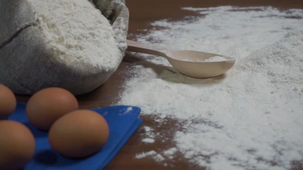 Υλικά Για Ψήσιμο Προϊόντων Αρτοποιίας Αλεύρι Και Αυγά Πλάστη Από — Αρχείο Βίντεο