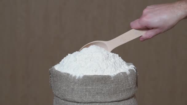Cuillère Bois Avec Farine Blé Blanc Dans Les Mains Cuisinier — Video