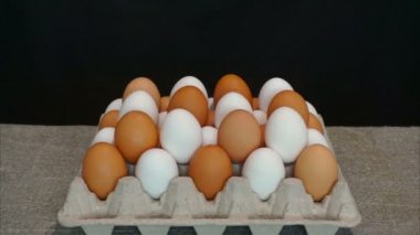 Beyaz yumurta ve kahverengi yumurta. Hareket animasyonunu durdur. Tavuk yumurtasından piramit