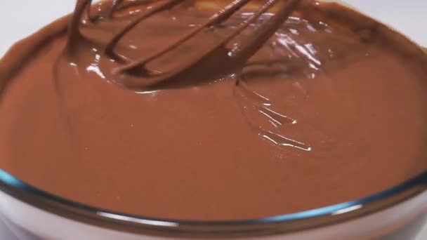 Σοκολάτα Σοκολάτα Στροβιλισμού Νοικοκυρά Φτιάχνει Σπιτική Σοκολάτα — Αρχείο Βίντεο