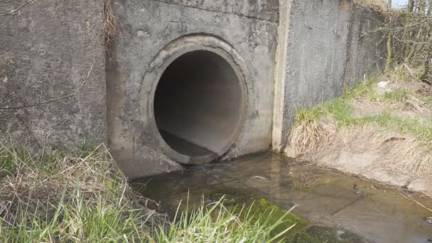 Canal Aguas Residuales Flujo Agua Que Sale Tubería — Vídeo de stock
