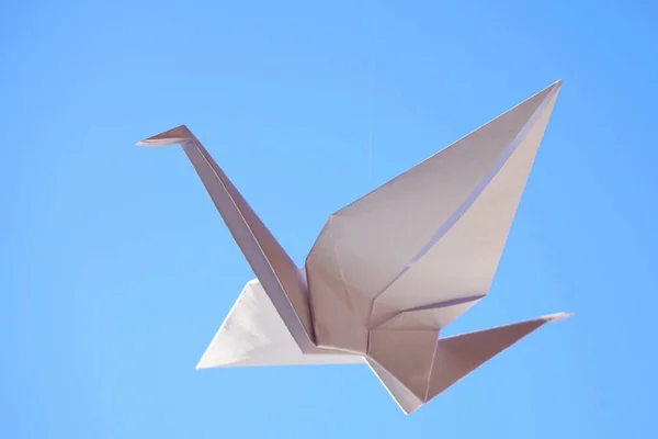 Origami Vogel Vliegende Origami Vogel Blauwe Achtergrond — Stockfoto