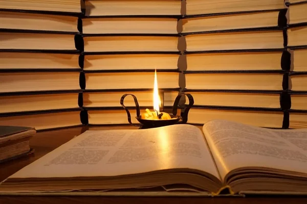 Open Book Burning Candle — Stock Photo, Image