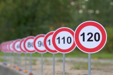 Hız limiti olarak 110 'dan 120' ye kadar olan yol işaretleri