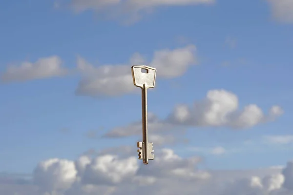 Chave Casa Conceito Propriedade Chaves Contra Céu Azul — Fotografia de Stock