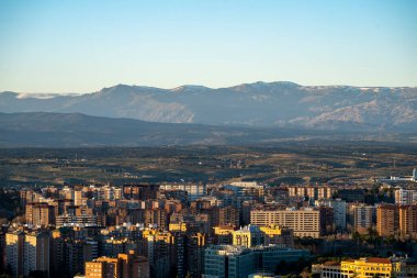Binanın, ışıkların ve trafiklerin oluşturduğu gökyüzünün görüntüsü,