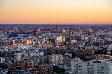 Binanın, ışıkların ve trafiklerin oluşturduğu gökyüzünün görüntüsü,