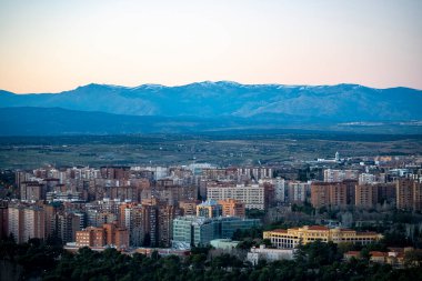 Binanın, ışıkların ve trafiklerin oluşturduğu gökyüzünün görüntüsü,