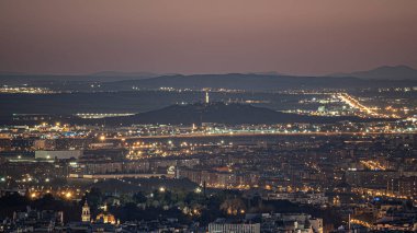 Binanın, ışıkların ve trafiklerin oluşturduğu gökyüzünün görüntüsü,