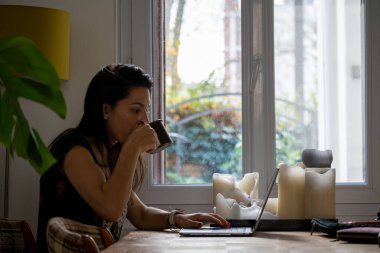 Bir kadın evinde sakin bir şekilde çalışırken çay ya da kahve içiyorsa...