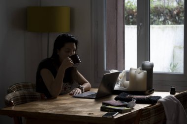 Bir kadın evinde sakin bir şekilde çalışırken çay ya da kahve içiyorsa...