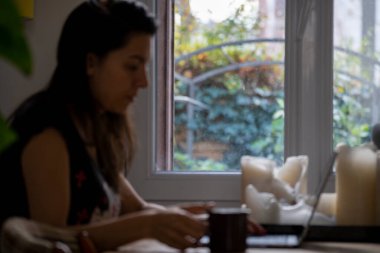 Bir kadın evinde sakin bir şekilde çalışırken çay ya da kahve içiyorsa...