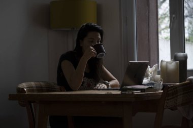 Bir kadın evinde sakin bir şekilde çalışırken çay ya da kahve içiyorsa...