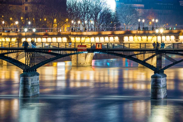 PARİS 'İN ANLARI, NOTRE DAMLARININ Katedrali, SÜRÜLKLERİN KONUŞU