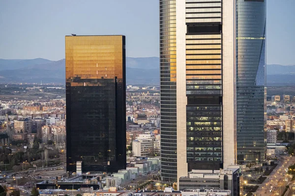 Binanın, ışıkların ve trafiklerin oluşturduğu gökyüzünün görüntüsü,