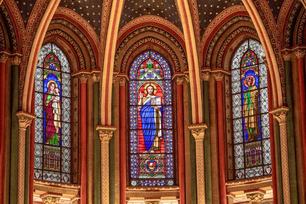 Paris 'in Kutsal Kalbi' nin içindeki renkli vitraylı pencereler.