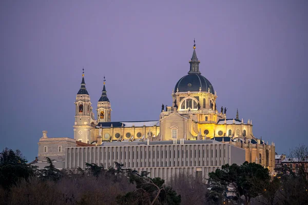 Catedral Almudena Atardecer Con Cielo Morado — Stockfoto