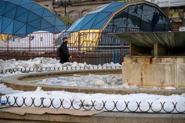 Fotografas de la nevada que cay en Madrid en enero de 2021, fuente totalmente helada y la cpula de cristal del metro y.