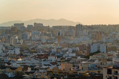 Günbatımında Malaga şehrinin binalarının manzarası, Enkarnasyon Kilisesi ile