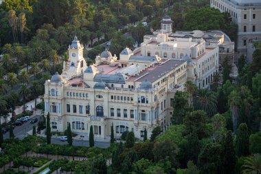 Günbatımında Malaga şehrinin binalarının manzarası, Enkarnasyon Kilisesi ile