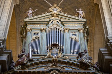 Malaga 'nın İnkarnasyon Katedrali' nin içi, organ, vitray ve heykeller.