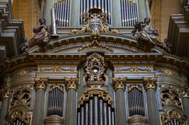 Malaga 'nın İnkarnasyon Katedrali' nin içi, organ, vitray ve heykeller.