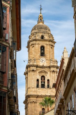 Günbatımında Malaga şehrinin binalarının manzarası, Enkarnasyon Kilisesi ile