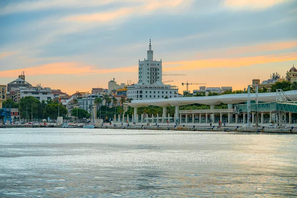 Günbatımında Malaga şehrinin binalarının manzarası, Enkarnasyon Kilisesi ile