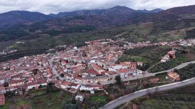 Guadalupe, İspanya - 17 Aralık 2025 - Guadalupe Manastırı, Guadalupe Manastırı Kış boyunca - 4K 30fps insansız hava görüntüsü 1 inç sensörü