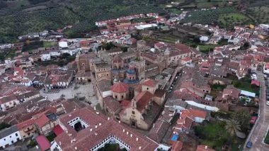 Guadalupe, İspanya - 17 Aralık 2025 - Guadalupe Manastırı, Guadalupe Manastırı Kış boyunca - 4K 30fps insansız hava görüntüsü 1 inç sensörü