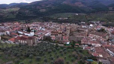 Guadalupe, İspanya - 17 Aralık 2025 - Guadalupe Manastırı, Guadalupe Manastırı Kış boyunca - 4K 30fps insansız hava görüntüsü 1 inç sensörü