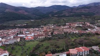 Guadalupe, İspanya - 17 Aralık 2025 - Guadalupe Manastırı, Guadalupe Manastırı Kış boyunca - 4K 30fps insansız hava görüntüsü 1 inç sensörü