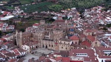 Guadalupe, İspanya - 17 Aralık 2025 - Guadalupe Manastırı, Guadalupe Manastırı Kış boyunca - 4K 30fps insansız hava görüntüsü 1 inç sensörü