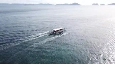 Filipin tekneleri güneşli bir günde Filipin sahillerinde, FHD 1080 Fps H.264 'teki bir insansız hava aracı ile kaydedildi.