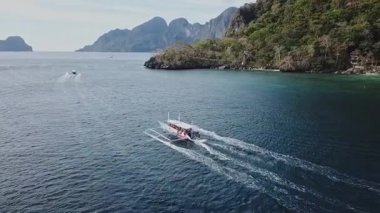 Filipin tekneleri güneşli bir günde Filipin sahillerinde, FHD 1080 Fps H.264 'teki bir insansız hava aracı ile kaydedildi.