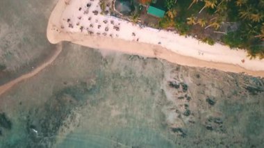 Filipinler sahillerinde güneşli bir günde, FHD 1080-50fps H.264 'teki bir dron tarafından hava görüntüleri kaydedildi.