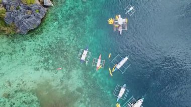 Filipin tekneleri güneşli bir günde Filipin sahillerinde, FHD 1080 Fps H.264 'teki bir insansız hava aracı ile kaydedildi.