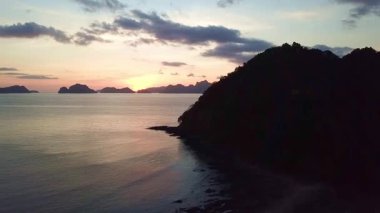 Filipinler sahillerinde güneşli bir günde, FHD 1080-50fps H.264 'teki bir dron tarafından hava görüntüleri kaydedildi.